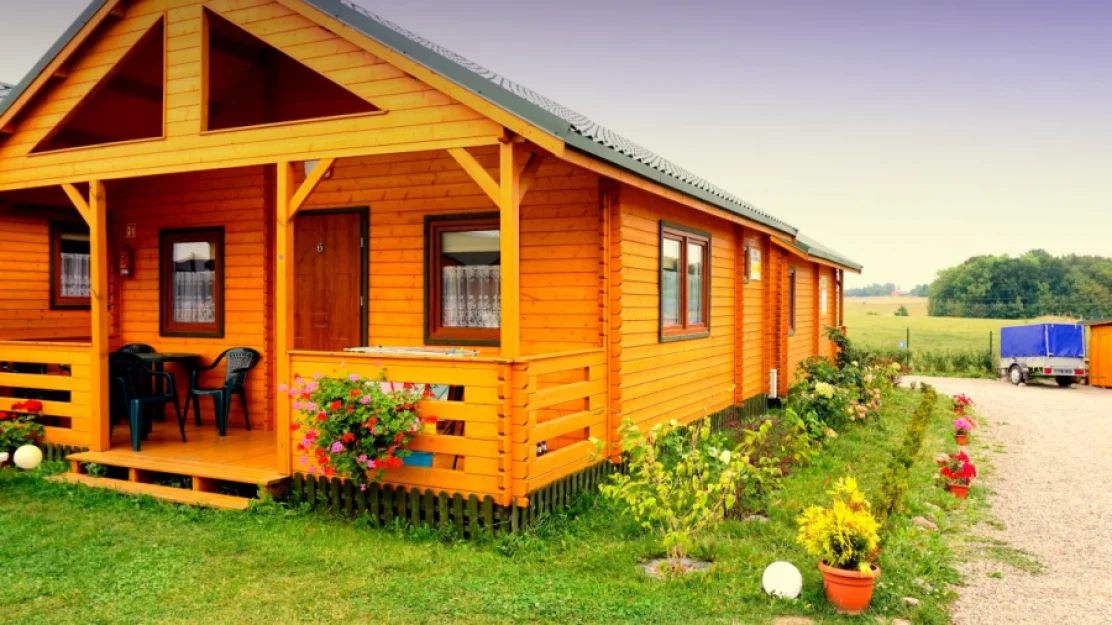 Ap. BIALY lub CZERWONY. Pokoj dzienny z aneksem kuchennym.