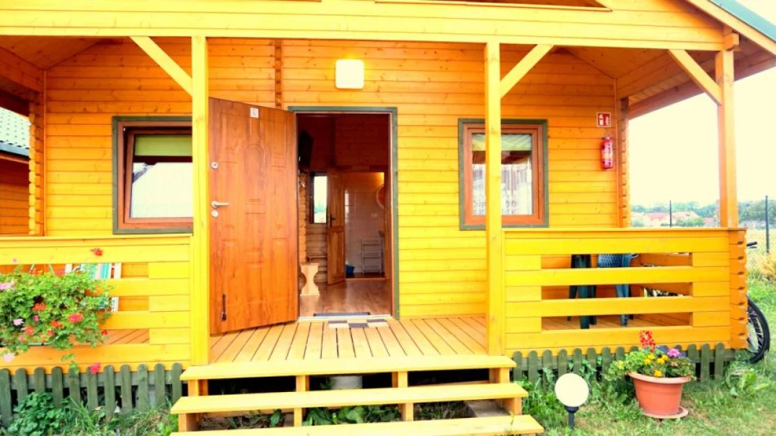 Ap. / Studio MUSZELKOWY. Pokoj dzienny, łóżko 2 osobowe oraz rozkładana sofa 2 osobowa.