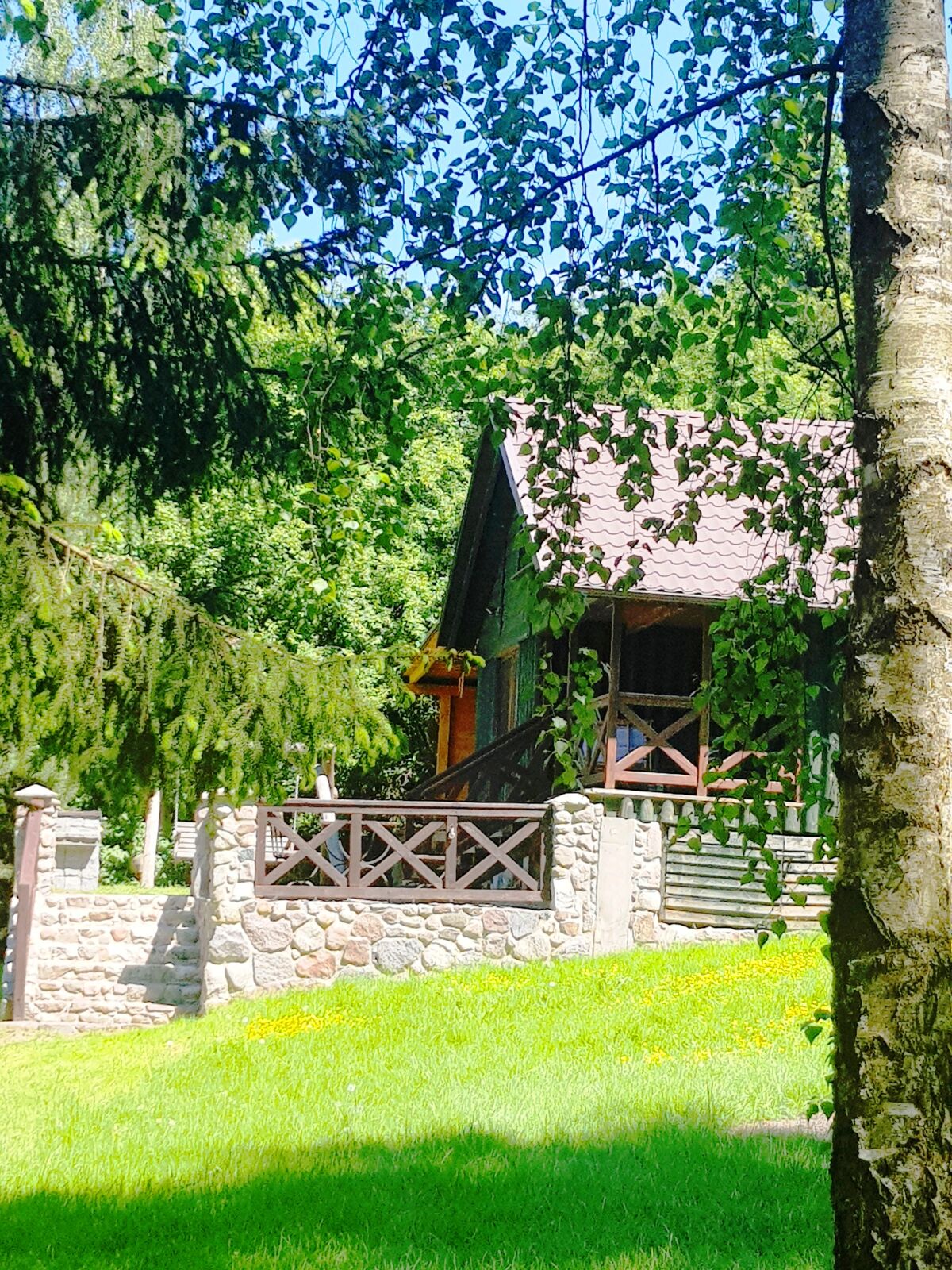 Klimatyczny zielony domek nad jeziorem