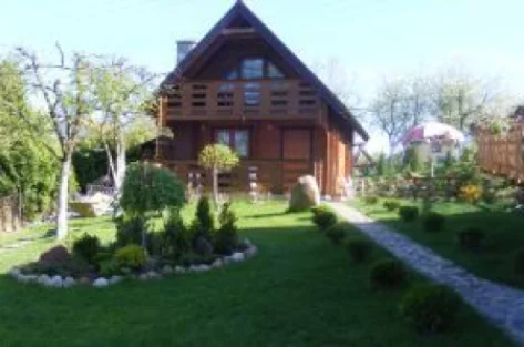 Drewniany dom nad jeziorem