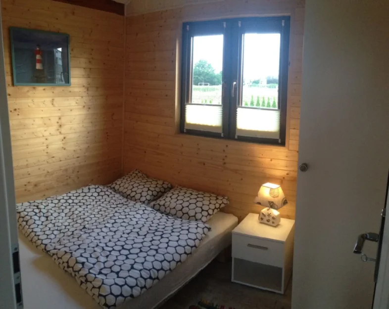 Sypialnia brązowy domek