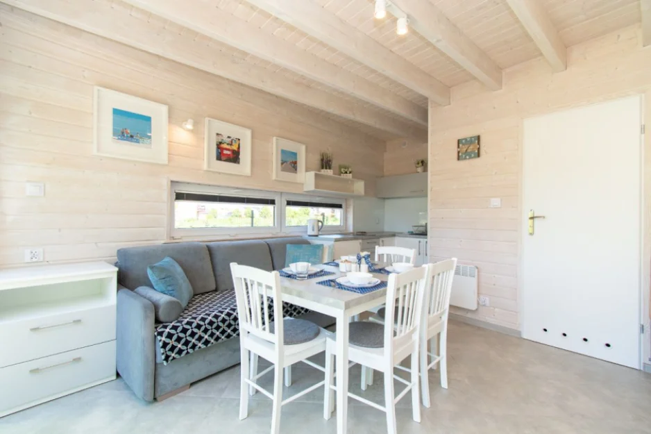 APARTAMENT 4 lub 6-OS. Salon z aneksem kuchennym (apartament narożny)