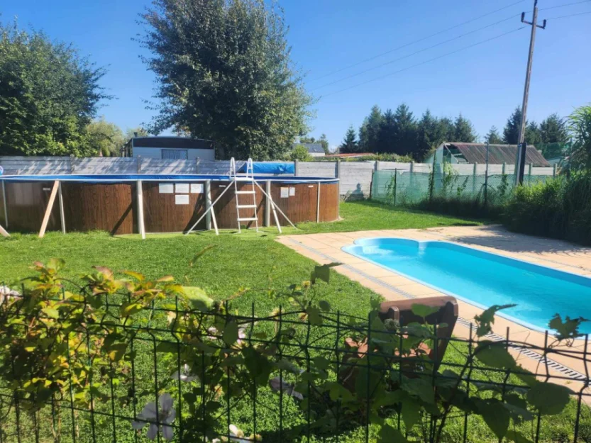 Teren basenowy ogrodzony , zabezpieczony