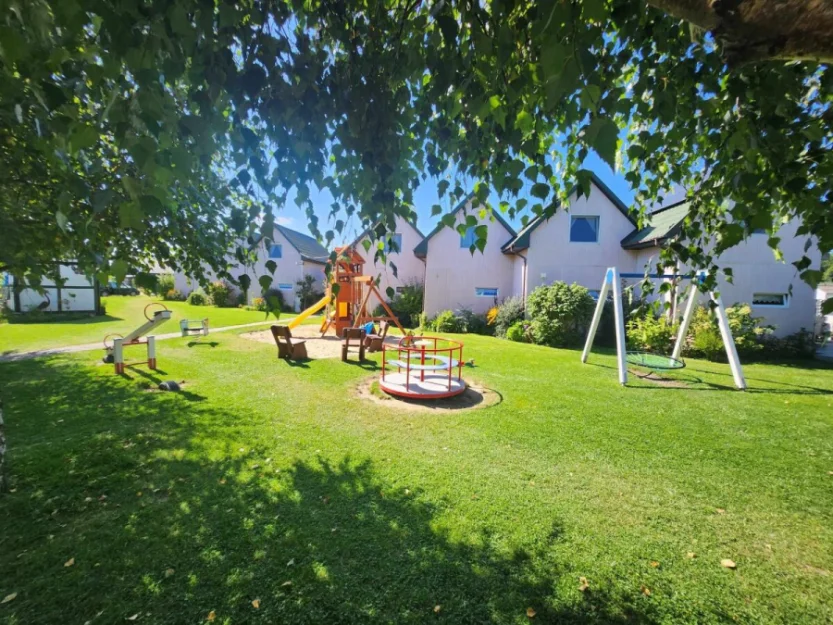 Widok na plac przed małymi domkami