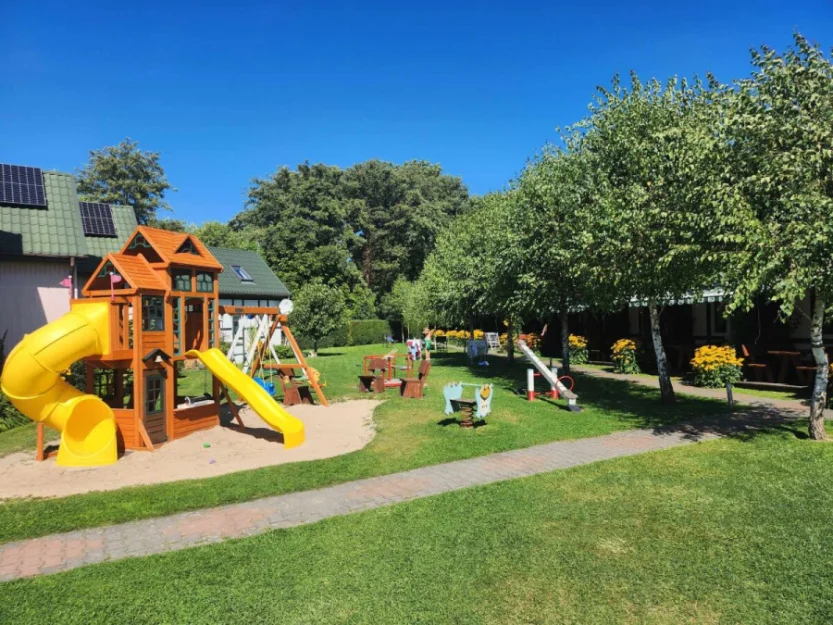 Plac zabaw przed małymi domkami