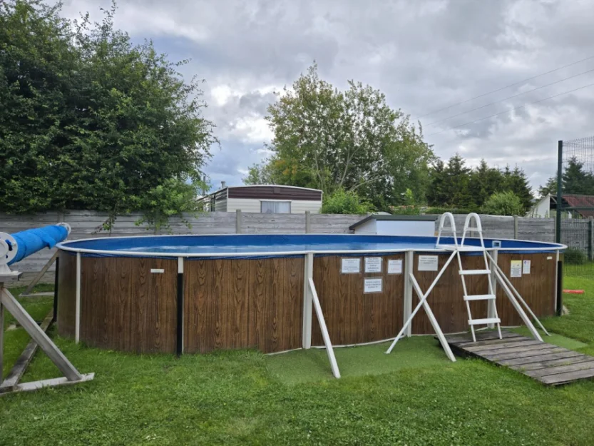Duży basen z ogrzewaną wodą