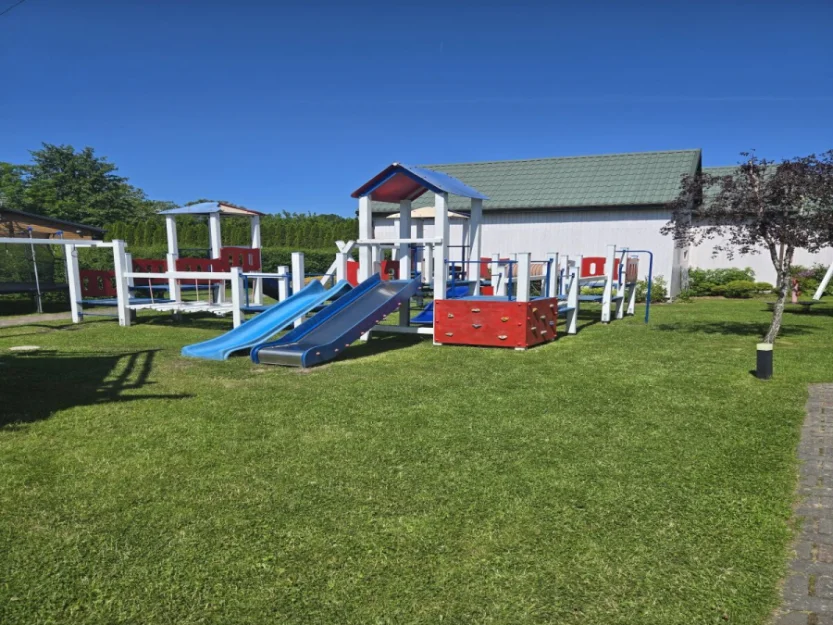 Plac zabaw przed dużymi domkami