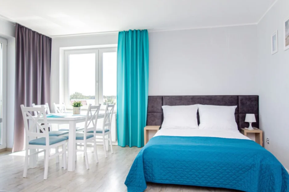 pokój nr4 z balkonem 5 os na pierwszym półpiętrze