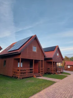 IZA- DOMKI LETNISKOWE W ŁEBIE