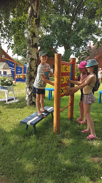 Dzieci na placu zabaw.