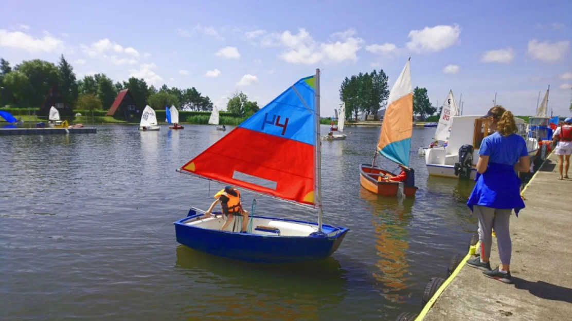 Dźwirzyno - jezioro Resko, szkółka żeglarska.