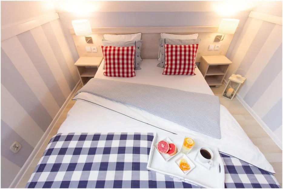 Willa Karmazyn noclegi w Międzyzdrojach sypialnia w apartamencie