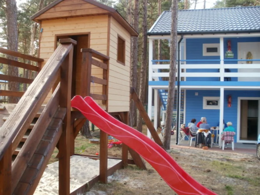 Domek piętrowy z mieszkaniami 2-pokojowymi.