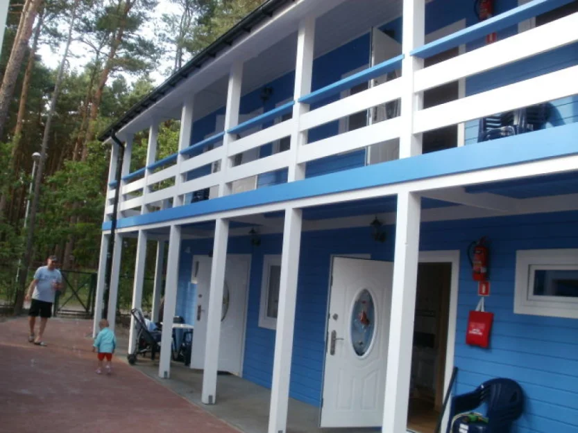 Domki piętrowe z mieszkaniami 2-pokojowymi.