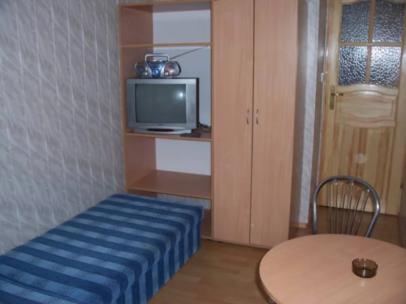 Domek szeregowy z mieszkaniami - pokój z telewizorem.