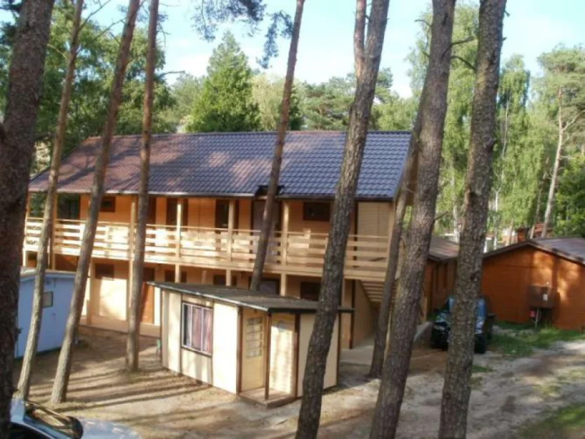 Domek piętrowy z mieszkaniami - beżowy.