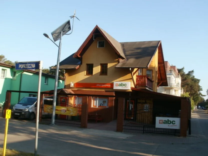 Przy ośrodku - sklep spożywczy.