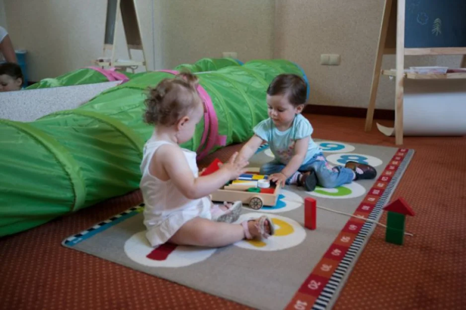 Pokój zabw dla dzieci, gdzie są zabawki, maskotki, tablice do rysowania i wiele innych rzeczy.