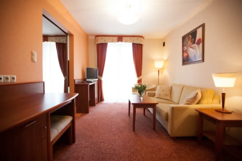 2-u pokojowy apartament (każdy pokój :sypialnia i salon ma swój balkon)