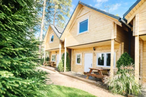 Morska Fala; pokoje, apartamenty, domki z bala