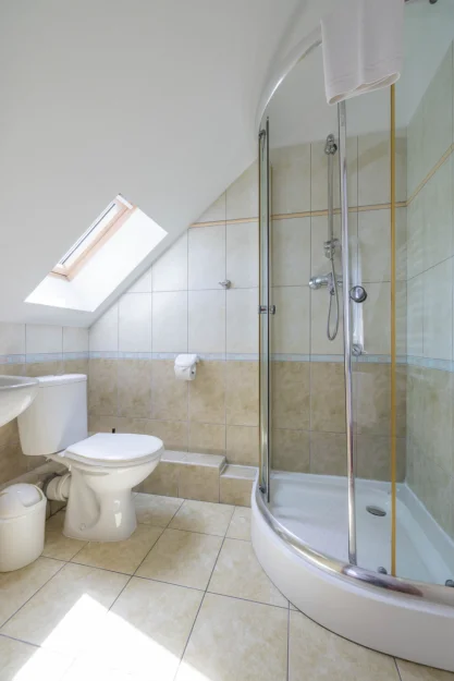 Łazienka w pokoju 3-osobowym