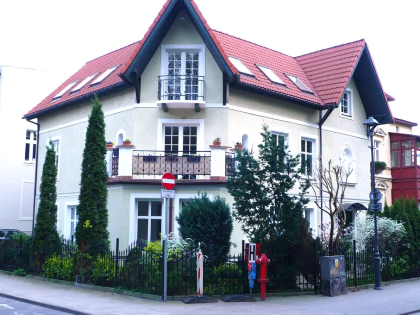 Dom pod Zieloną Skarpą-spojrzenie na budynek