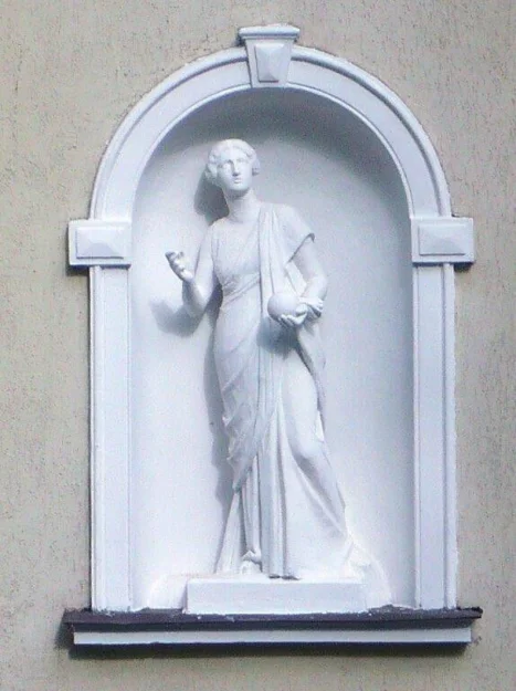 Dom pod Zieloną Skarpą-zabytkowa figurka Uranii