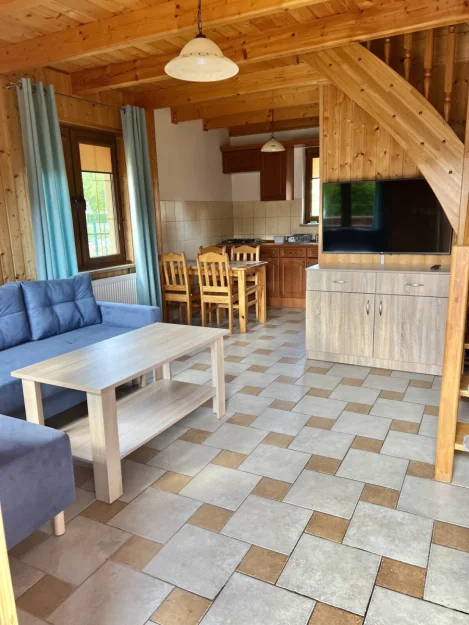 Piętrowe domki całoroczne. Pokój dzienny.