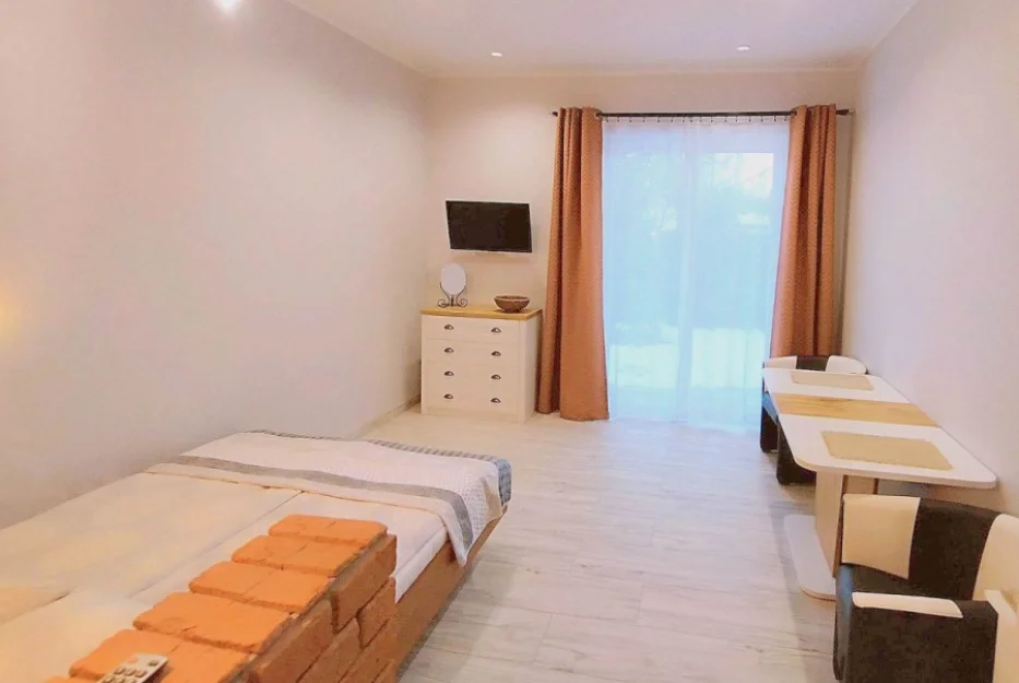 2 os.Pokój z  łazienką i tarasem nr. 6