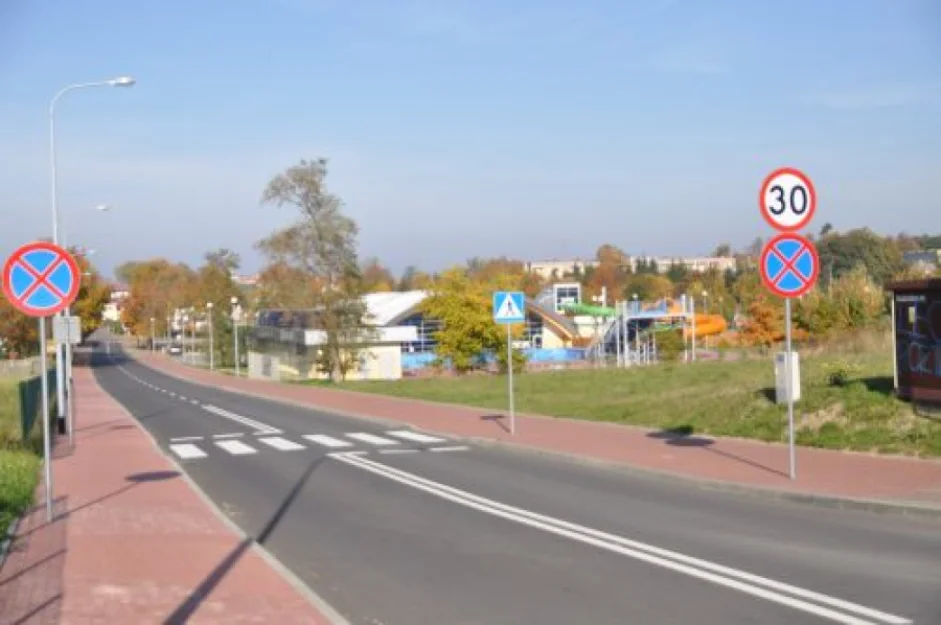 Droga w kierunku plaży obok parku wodnego.