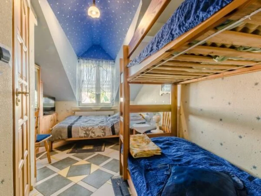 niebieski 4 osobowy z łazienką,kuchnia wspólna