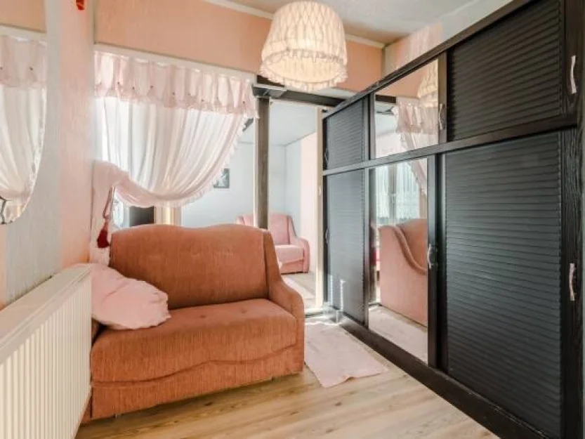 Apartament różowy 4 osobowy. Kuchnia w pełni wyposażona, sypialnia porzedzieliona drzwiami harmonijk