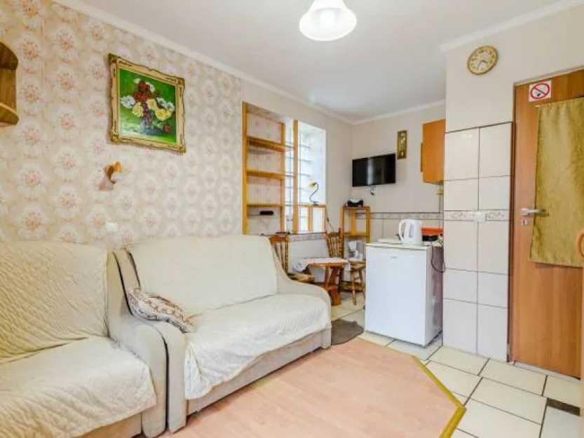 Beżowy 3 osobowy z aneksem kuchennym,łazienmka, balkon parter