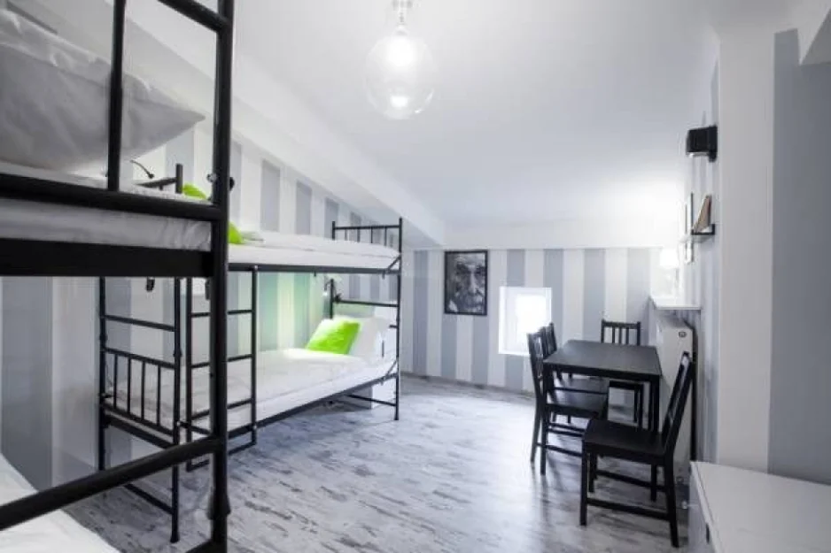 Albert - łóżko w pokoju czteroosobowym ze śniadaniem