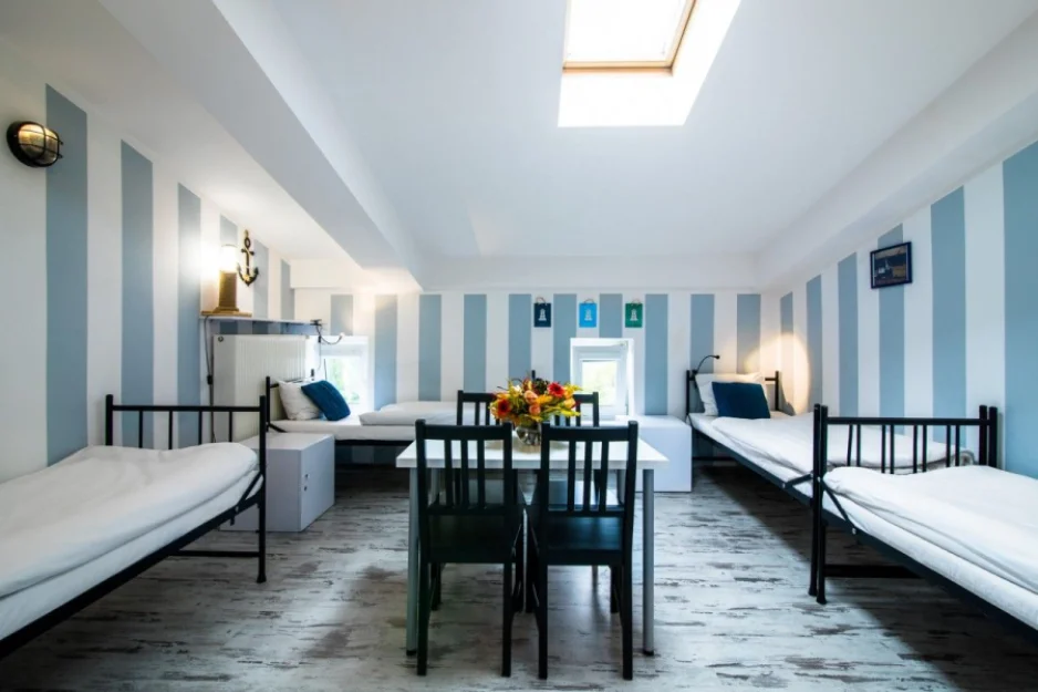 Ernest - łóżko w pokoju czteroosobowym ze śniadaniem