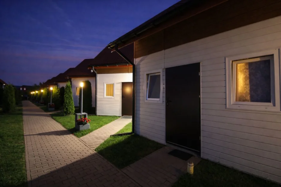 aleja wśród domków wieczorem 2