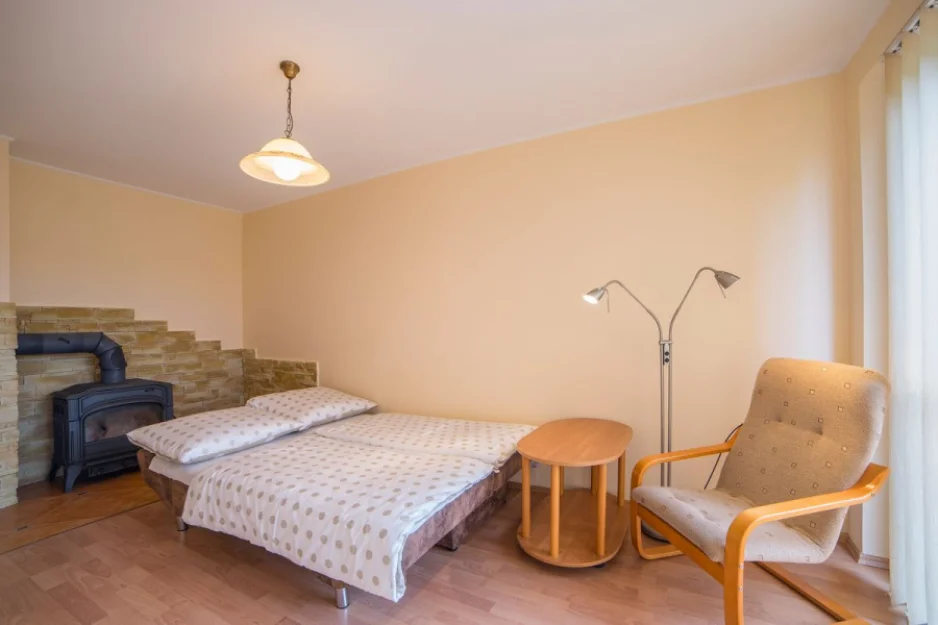 studio z balkonem na piętrze