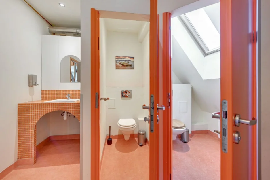 Łazienka wspólna (2 osobno zamykane WC, 2 oddzielne prysznice, 2 umywalki) - może jednocześnie korzy