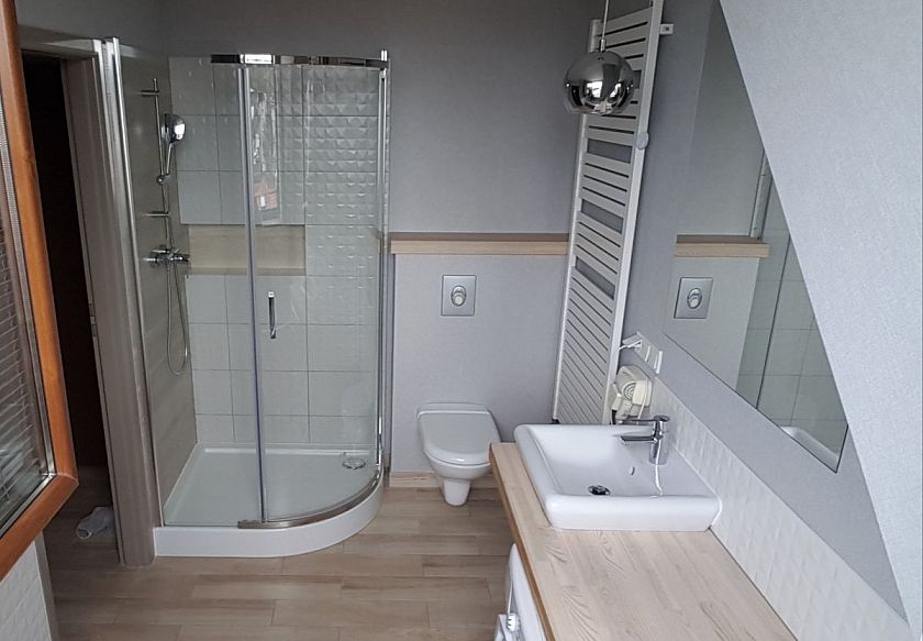 Łazienka z prysznicem i wanną