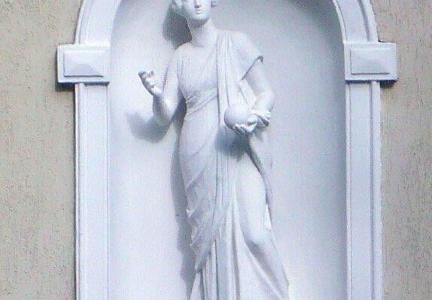 Dom pod Zieloną Skarpą-zabytkowa figurka Uranii