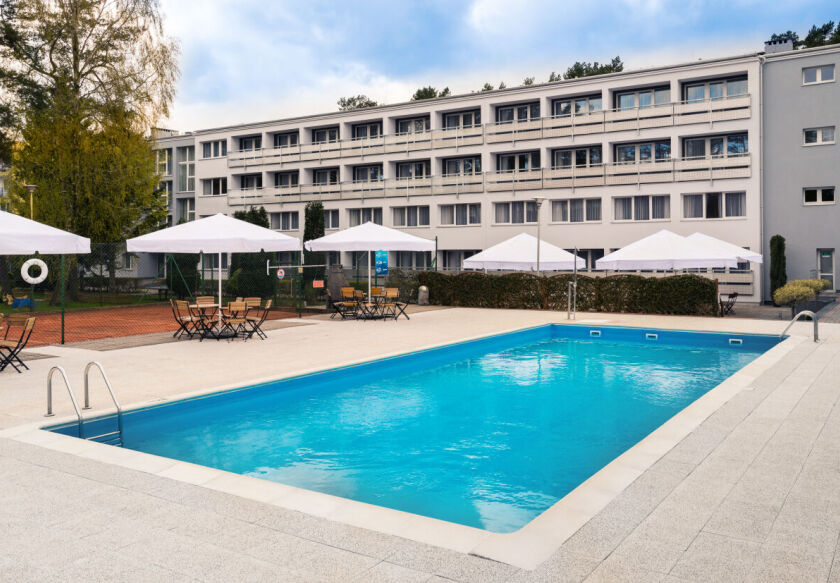 widok na Ośrodek i basen