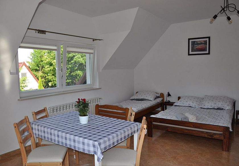 Czerwona Ł&oacute;dka 4