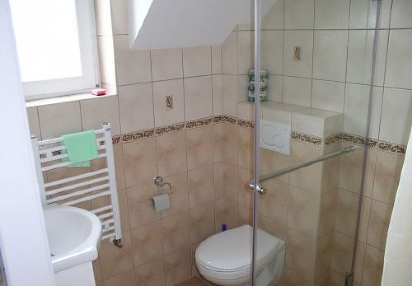 Łazienka w pokoju 2os. z balkonem