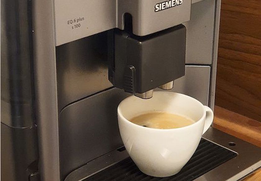 Profesjonalny ekspres do kawy Siemens wraz z zapasem kawy Lavazza.