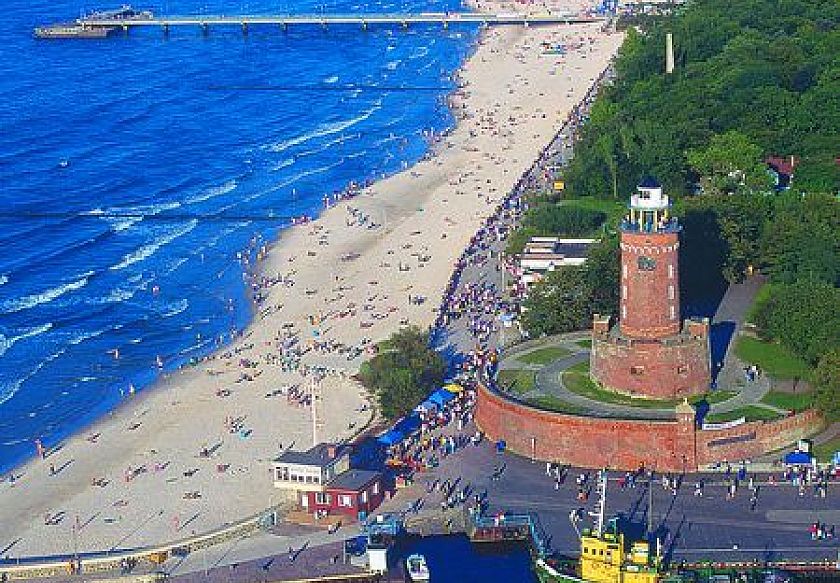 Panorama plaży i portu w Kołobrzegu oddalonego 10km od Dźwirzyna.