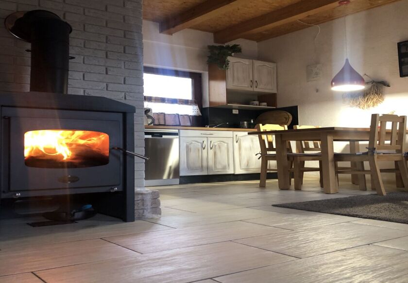 Pok&oacute;j dzienny przy aneksie kuchennym