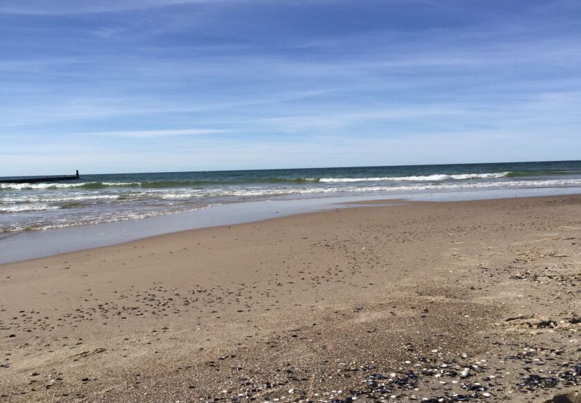 Piaszczysta,szeroka plaża 350 m od naszego ośrodka