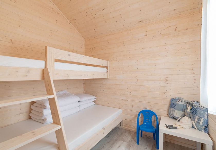 sypialnia z ł&oacute;żkiem piętrowym