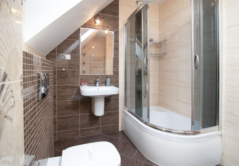 Pok&oacute;j  3os. - łazienka