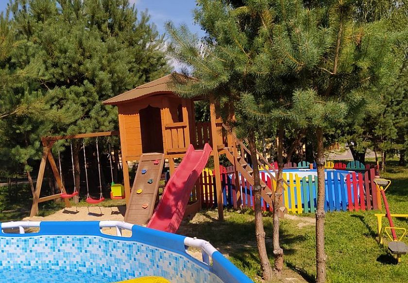 basen ogrodowy na placu zabaw